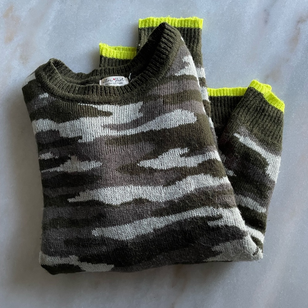Camo & neon sweater size XL